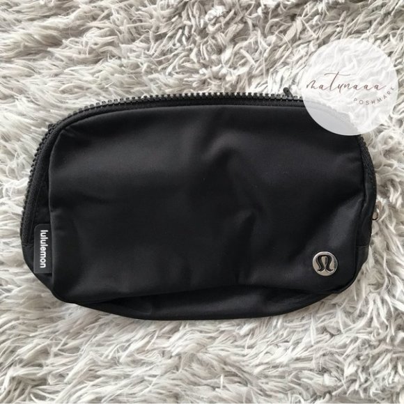 Lululemon Everywhere Belt Bag in Black - Picture 1 of 6